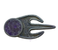 Hopeasta valmistettu Final Fantasy-teemainen koru.